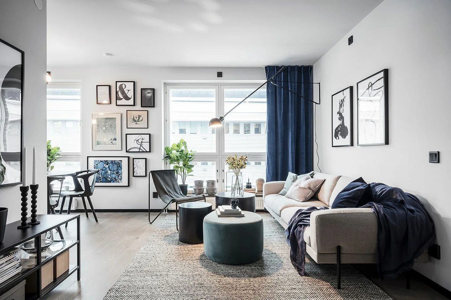 Акценты в серо белом интерьере Un appartement neuf en noir et blanc Petit salon, Déco maison, Chambres d'hôtel 