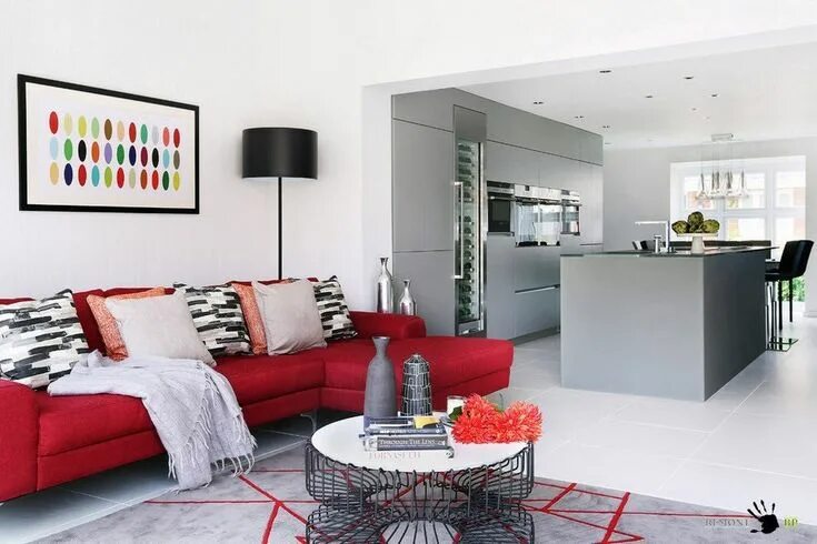 Акценты в серо белом интерьере Серый интерьер с красной мебелью Red couch living room, Living room design moder