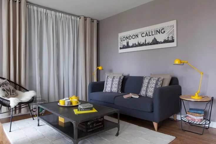 Акценты в сером интерьере Studio Morton - Bermondsey Apartment Colorful modern interior design, One bedroo