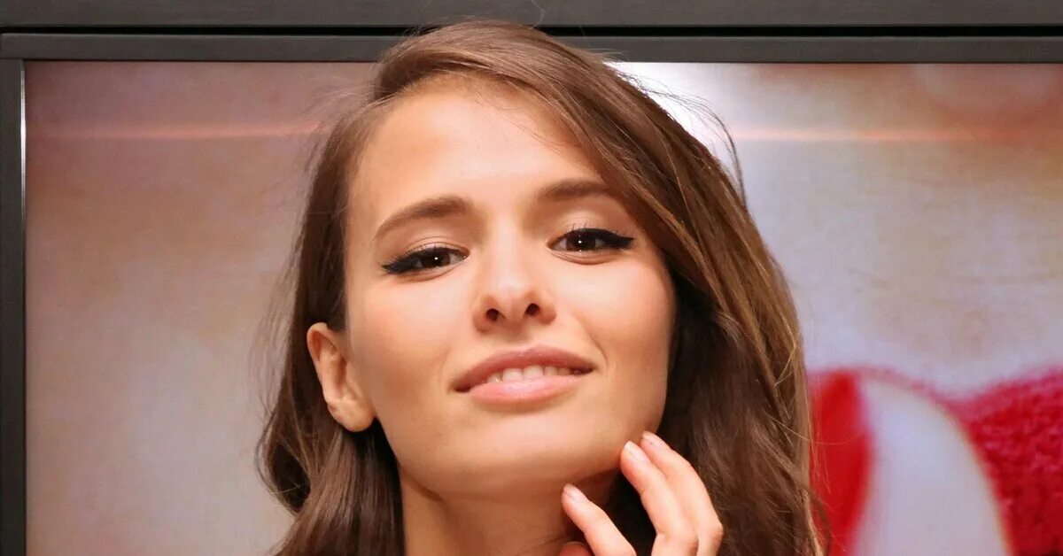 Актриса любовь аксенова фото Любовь Аксенова отрастила длинные волосы