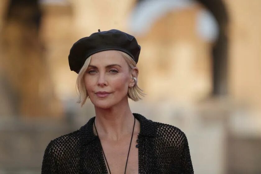 Актриса шарлиз терон фото Charlize Theron, 'RuPaul's Drag Race' guest judge, tells drag community: 'Don't 