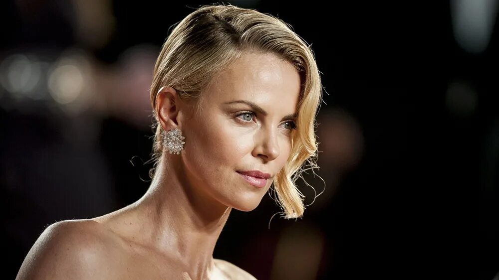 Актриса шарлиз терон фото Charlize Theron Boards Spy Thriller 'Need to Know' at Universal