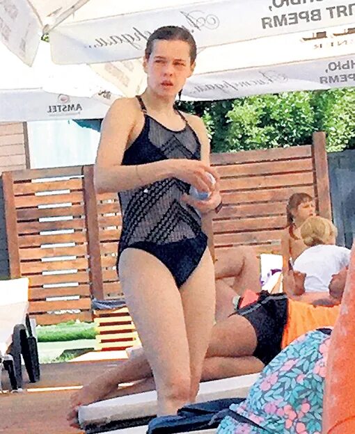 Актриса шпица екатерина фото в купальнике Артура Смольянинова за пьянство навсегда депортировали с "Кинотавра" - Экспресс 