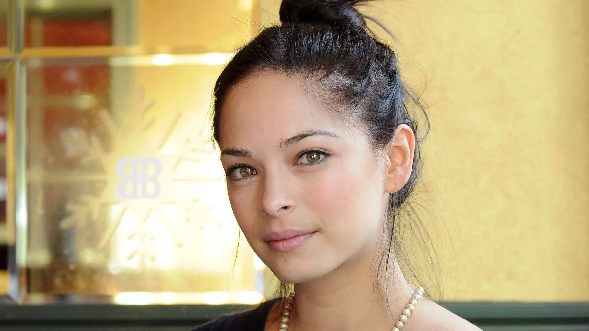 Актриса смотреть фото Necklace on a neck Kristin Kreuk Desktop wallpapers 1152x864