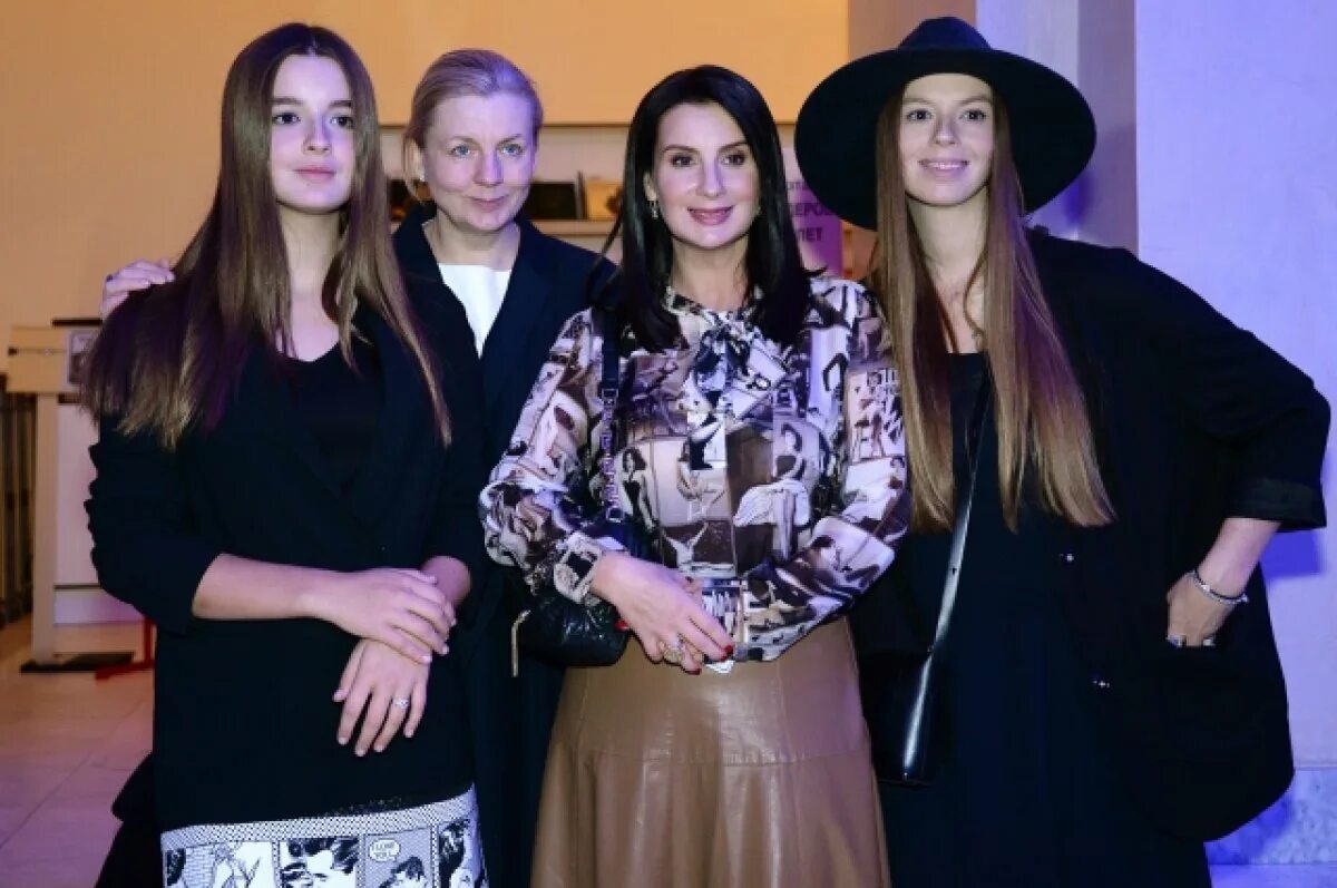 Актриса стриженова фото Блестящее образование, ранние браки. Как живут дочки четы Стриженовых Аргументы 