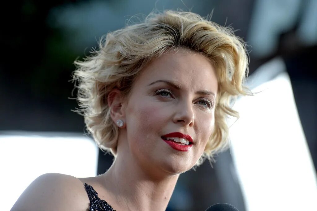 Актриса терон фото Arkansas Judge Fired for Leaking Charlize Theron Adoption Details