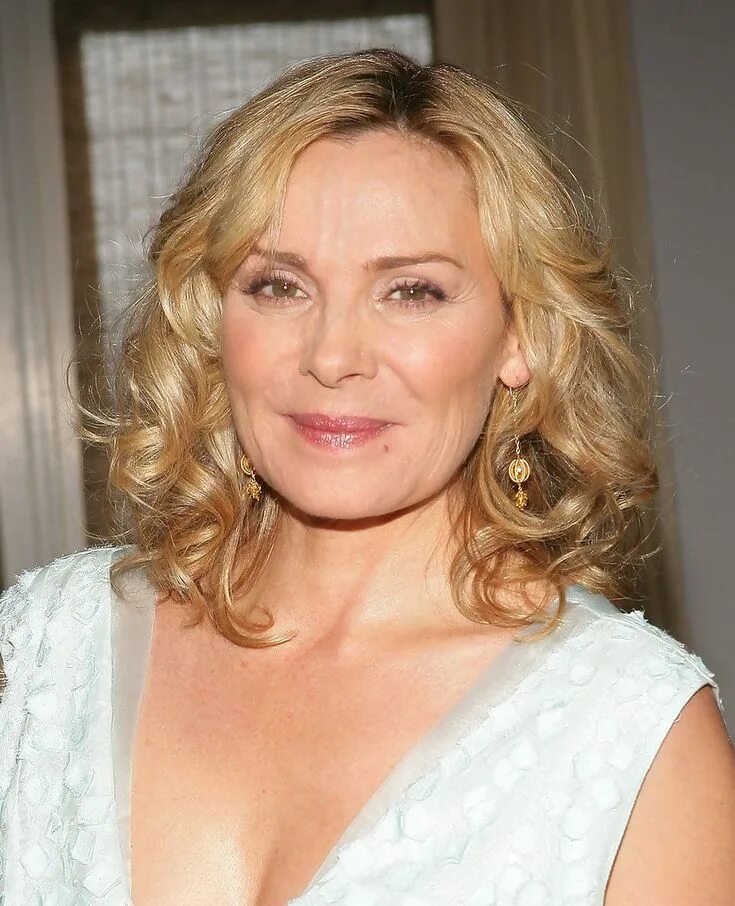Актрисы 50 лет список с фото Kim Cattrall's Bouncy Curls - Medium-Length Hairstyles for Women Over 50 - Photo