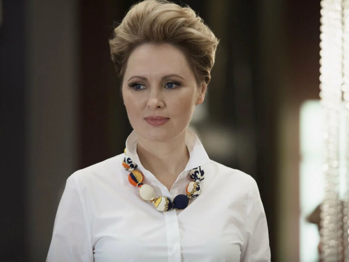 Актрисы отеля элеон фото Кадры и фото из сериала Отель Элеон