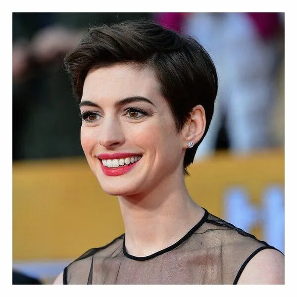 Актрисы с короткими стрижками фото Pictures of Anne Hathaway at the SAG Awards Kurze haare, Haare