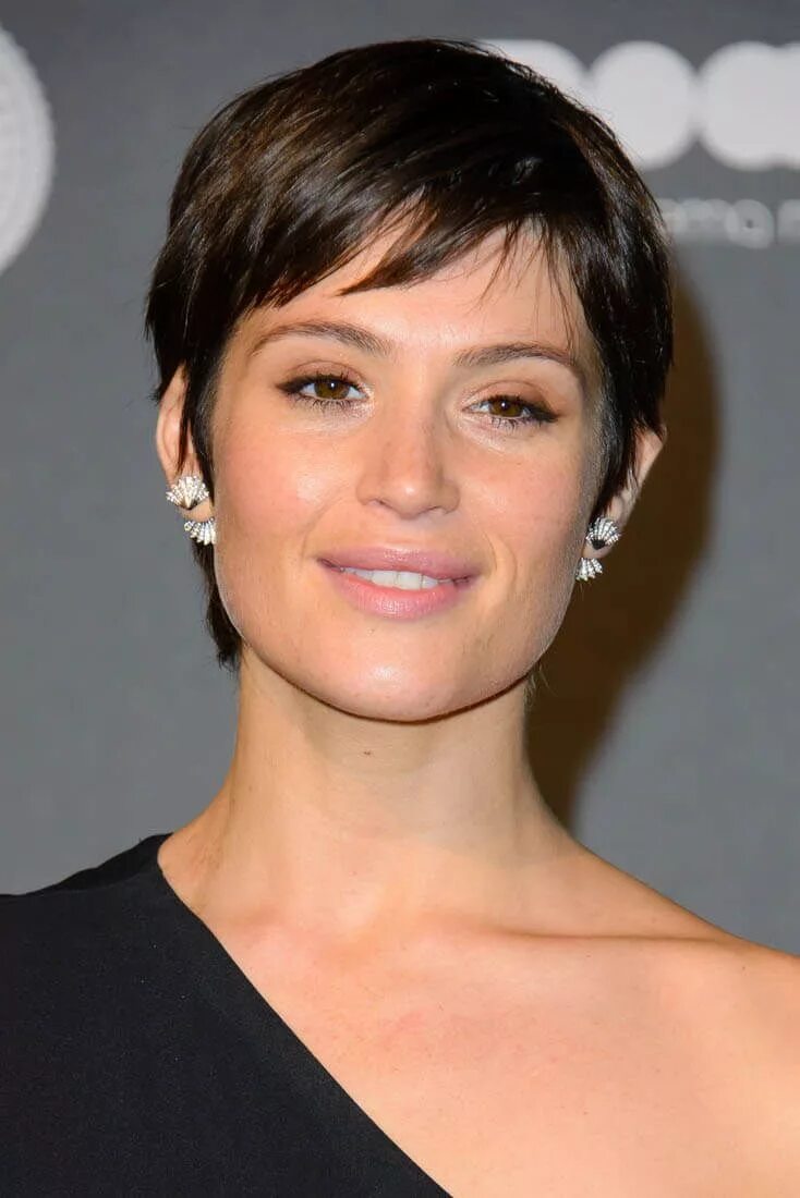 Актрисы с короткими стрижками фото LaineyGossip Gemma Arterton&#39;s short hair and one shoulder Short hairstyles f