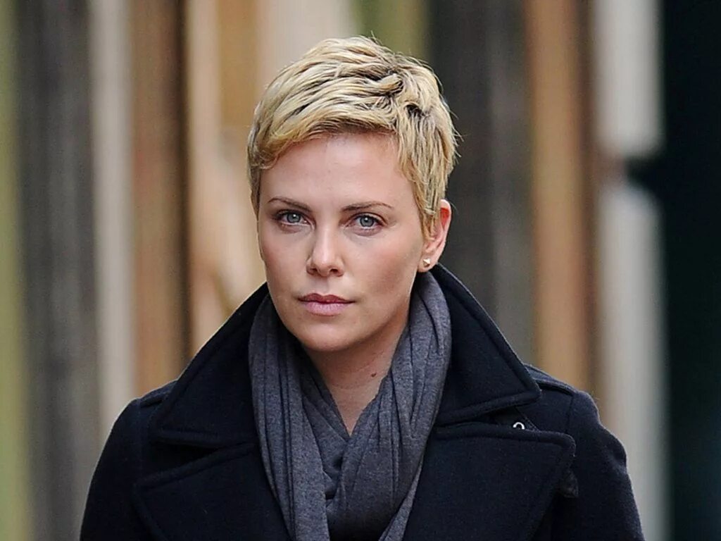 Актрисы с короткими стрижками фото A24 picks up Charlize Theron's "Dark Places" Charlize theron short hair, Charliz
