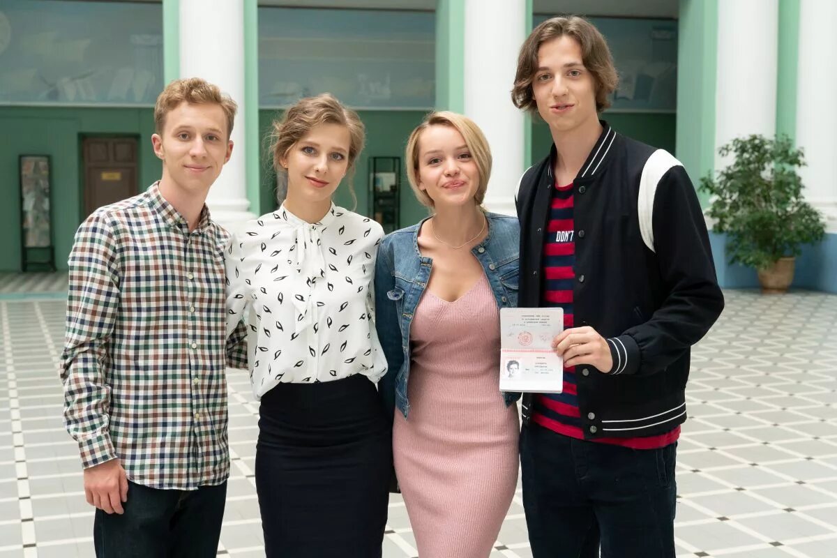 Актрисы сериала ивановы ивановы фото Лиза Арзамасова поменяла фамилию на съёмках "Ивановых-Ивановых" - новости кино -