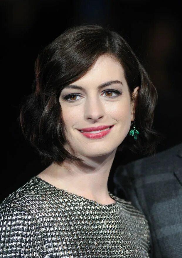 Актрисы со стрижкой каре Anne Hathaway - 'Interstellar' London Premiere - Red Carpet Fashion Awards Frisu