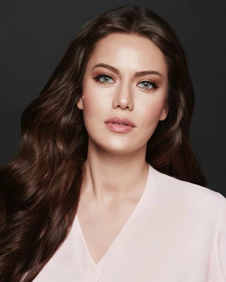 Актрисы турецких сериалов женщины фото и имена Фахрие Эвджен (Fahriye Evcen, Fahriye Evcen Özçivit) - актриса - фотографии - аз