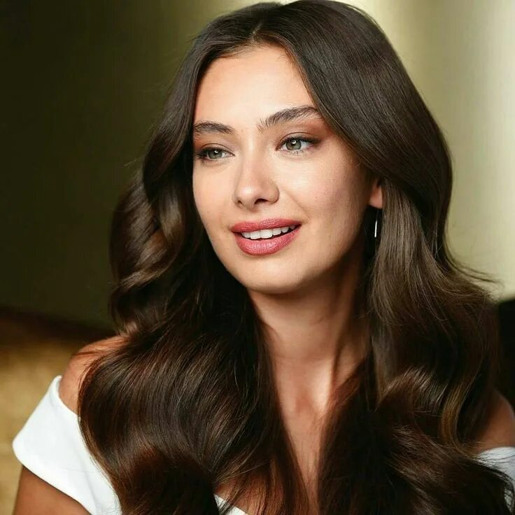 Актрисы турецких сериалов женщины фото и имена Beautiful Smiling Woman with Long Brown Hair