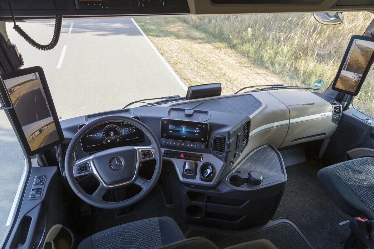 Актрос мерседес кабина фото Урок экономики от Мерседес. Почему Mercedes-Benz Actros стал "грузовиком года 20
