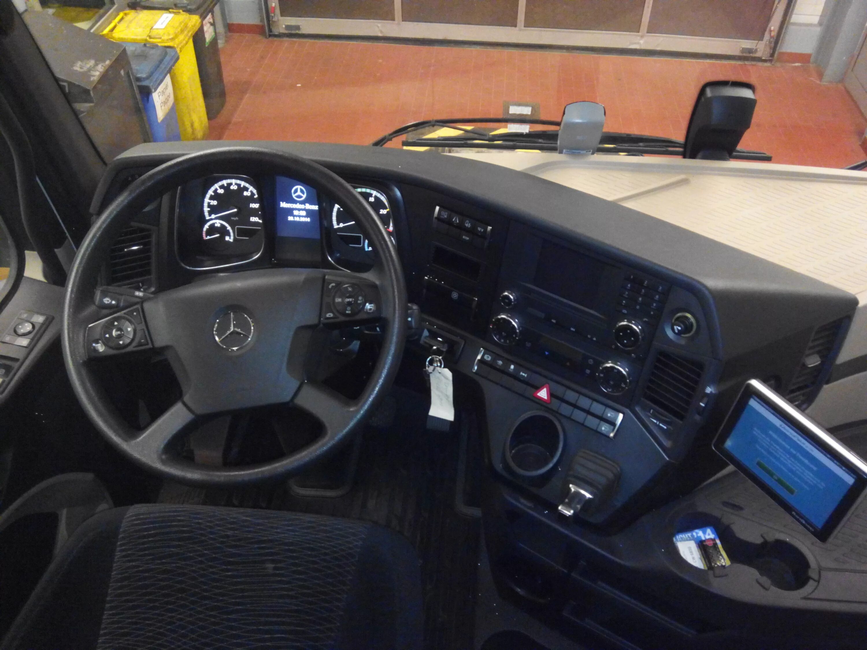 Актрос мерседес кабина фото Файл:Mercedes-Benz Actros MP4 Cockpit.jpg - Википедия