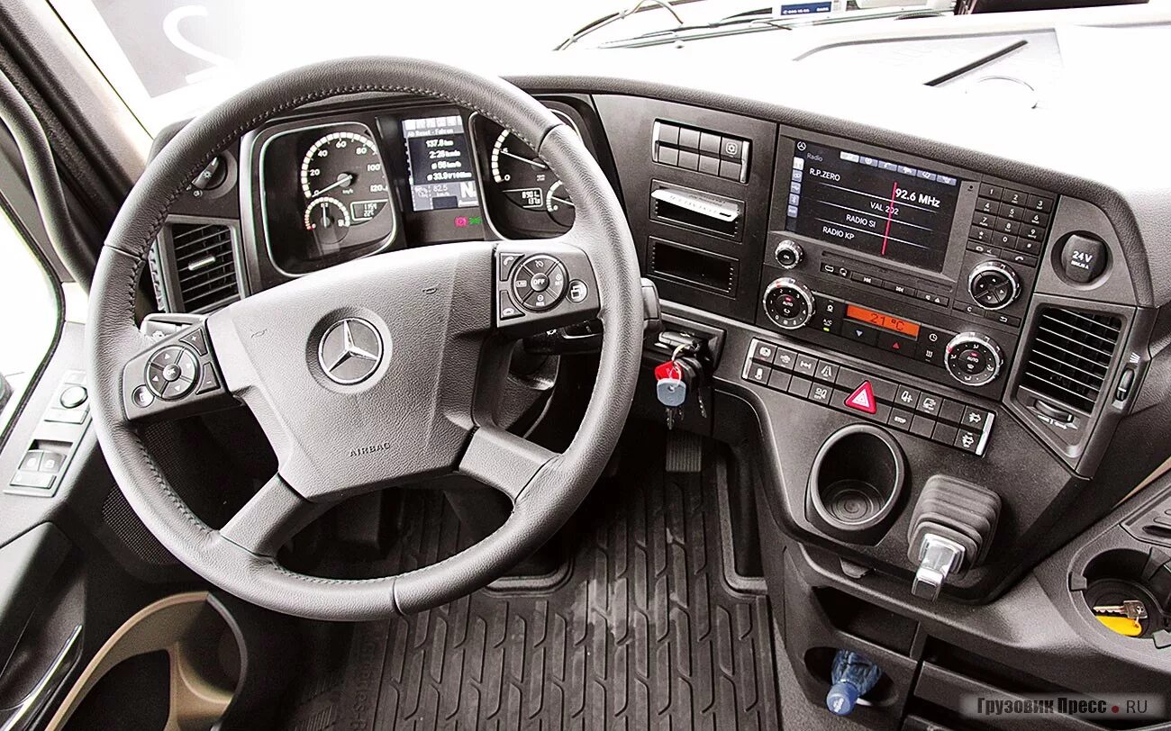 Актрос мерседес кабина фото Седельный тягач Mercedes-Benz Actros MP4 1846 LS