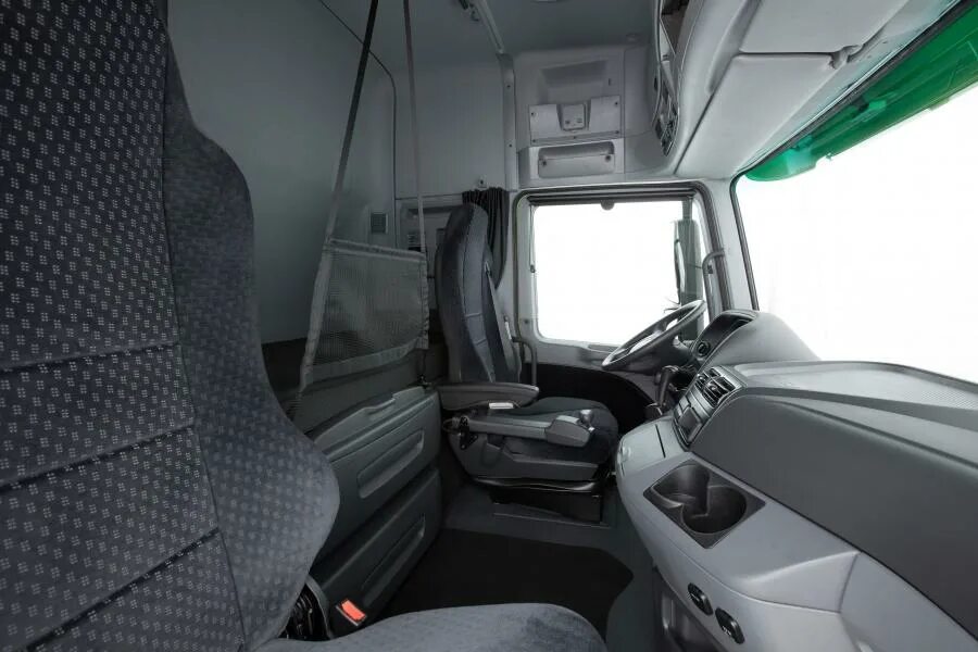 Актрос мерседес кабина фото Интерьер Mercedes-Benz Actros 2651 LS Tractor в кузове MP3 2015 года выпуска для