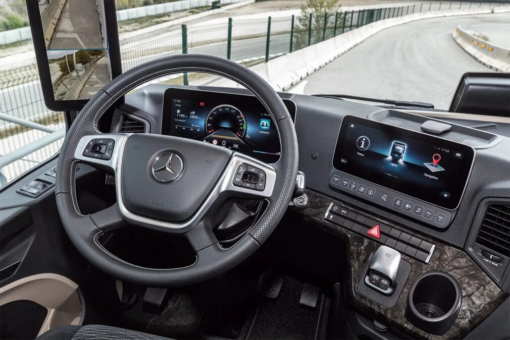 Актрос мерседес кабина фото Полуавтономный грузовик Mercedes-Benz начнут собирать в России :: Autonews