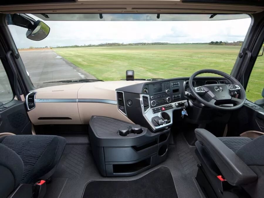 Актрос салон фото Торпедо Mercedes-Benz Actros 2545 LS BigSpace в кузове Bm.963.4 2011 года выпуск