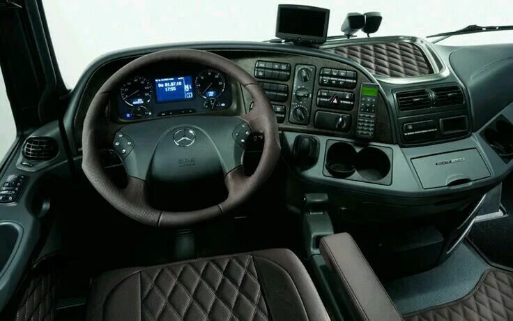 Актрос салон фото Tricked-Out Trucks: Mercedes-Benz Customizes its Actros Semi Truck Semi trucks, 