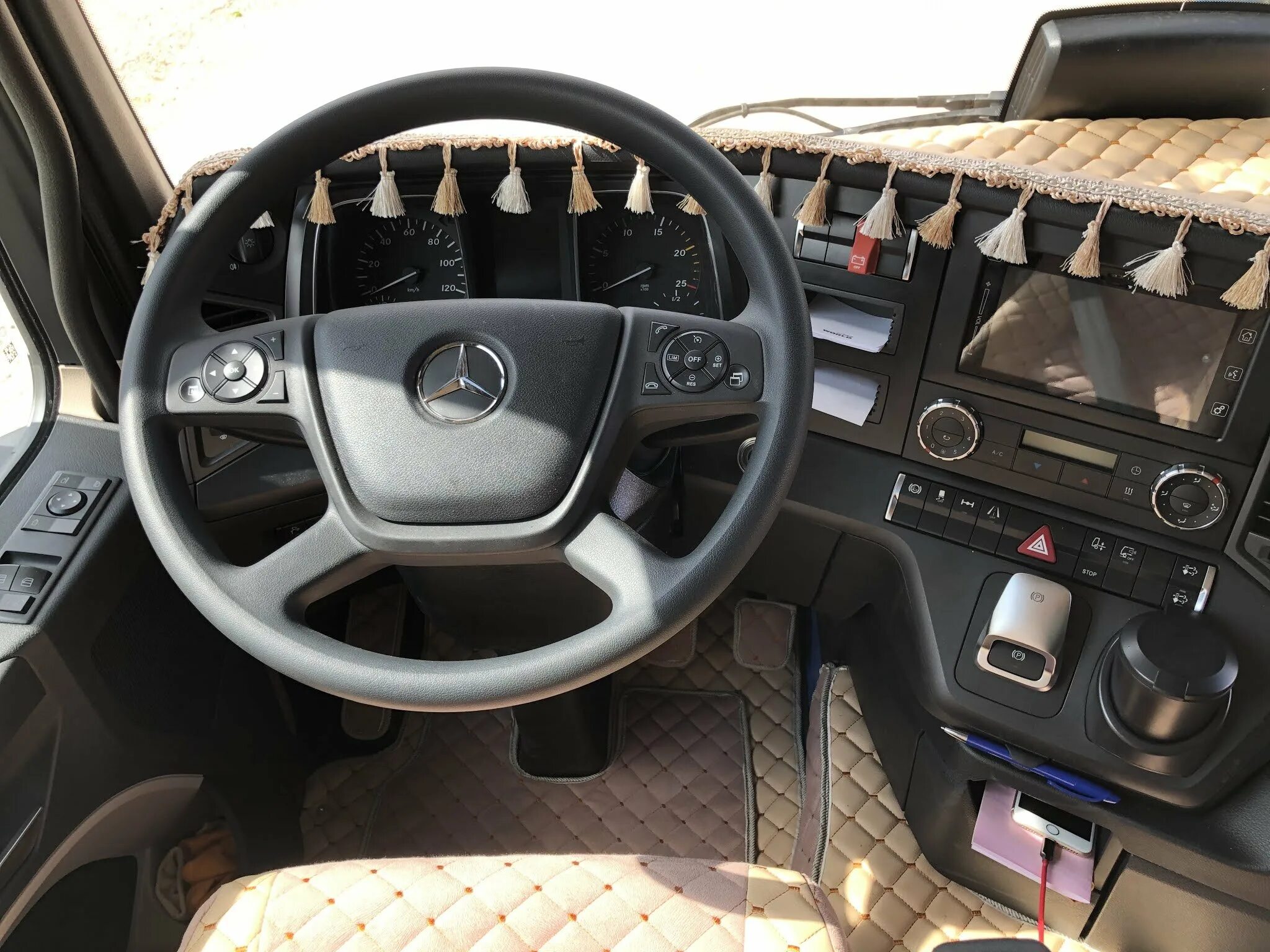 Актрос салон фото Полка мерседес актрос Sarma-Auto.ru