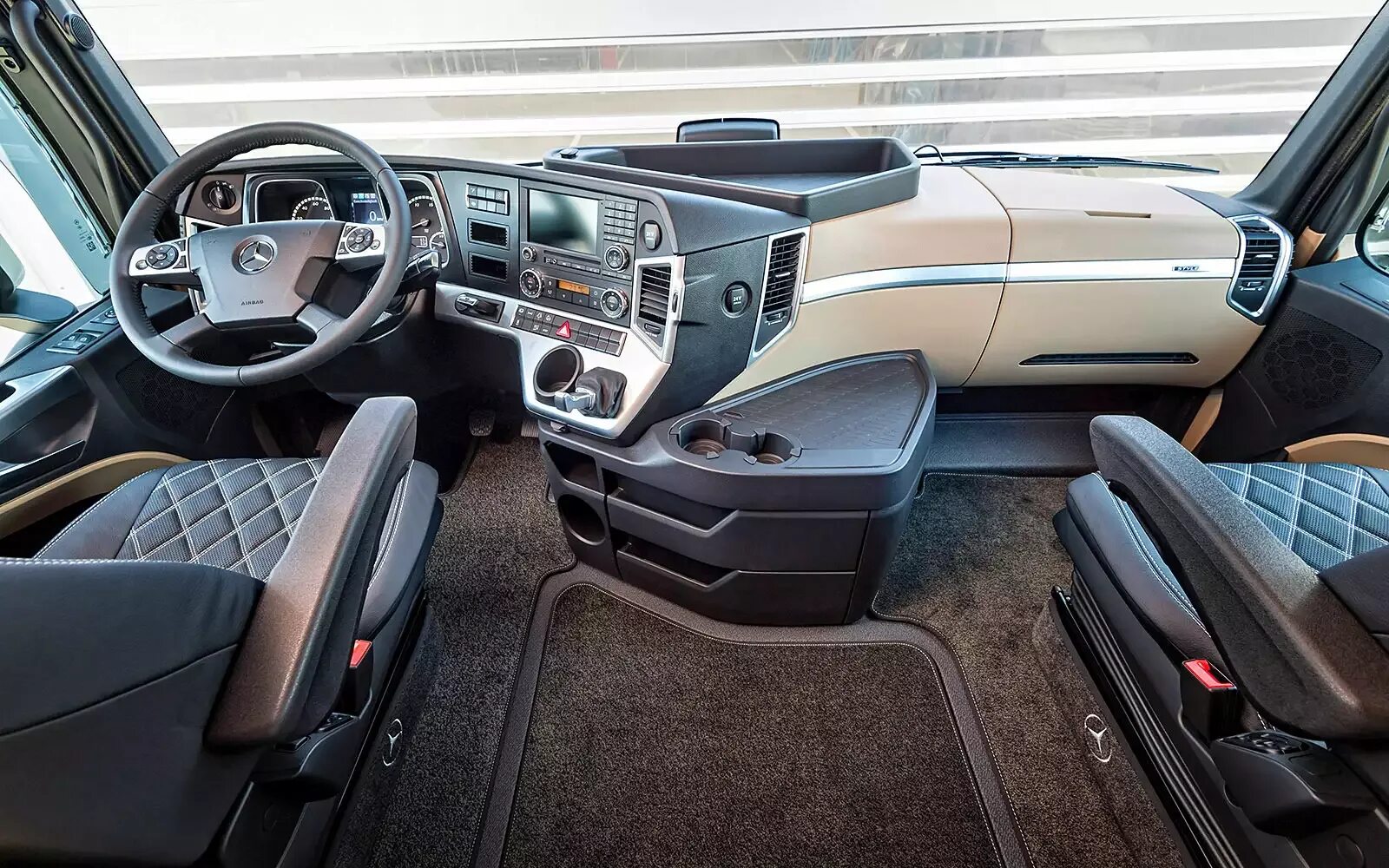 Актрос салон фото Грузовики Mercedes-Benz Actros: двадцать лет спустя