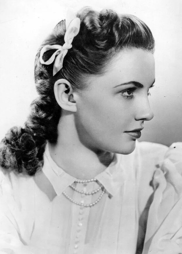 Актуальность темы прически 40 годов 20 века Try a sweet lil' braid like actress Joan Leslie. Joan leslie, Joan, Golden age o