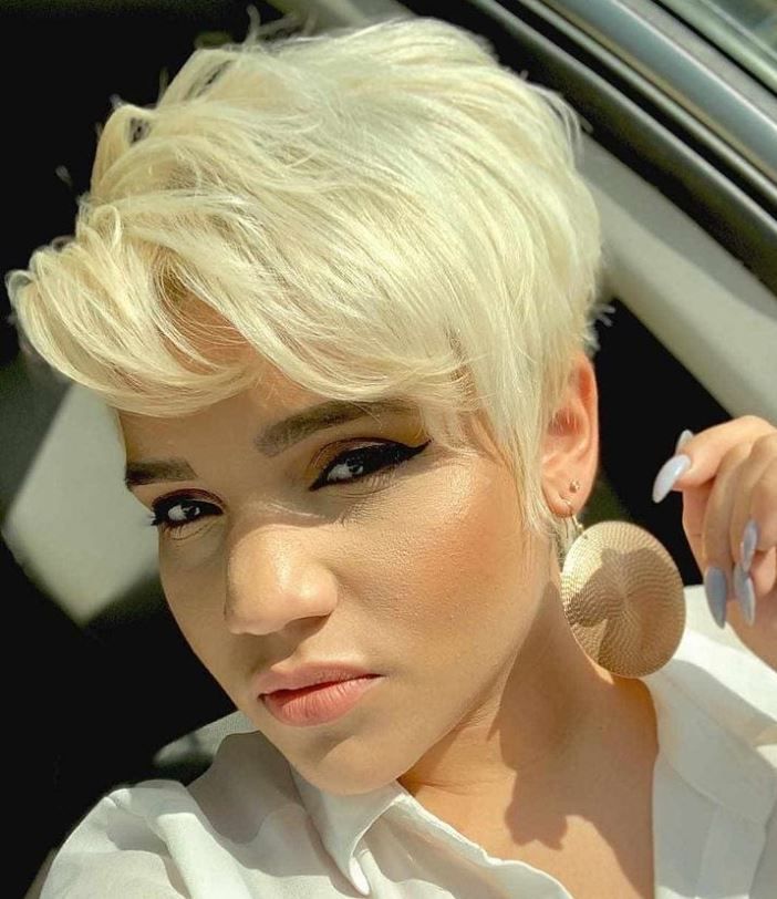 Актуальные короткие стрижки 2024 Rövid frizurák hosszú frufru-val Frizuraképek Short pixie haircuts, Cute short h