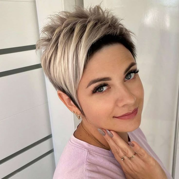 Актуальные короткие стрижки 2024 Janie Arms Short Hairstyles - Likeeed Super short hair, Really short hair, Short