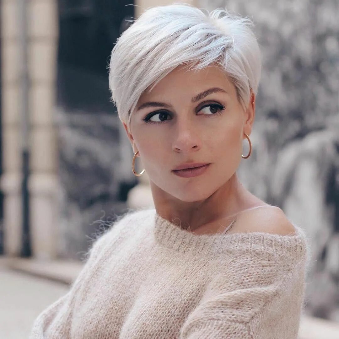 Актуальные короткие стрижки для женщин Capelli Style on Instagram: "Noi...senza parole. Tu che ne pensi? @irinagamess #