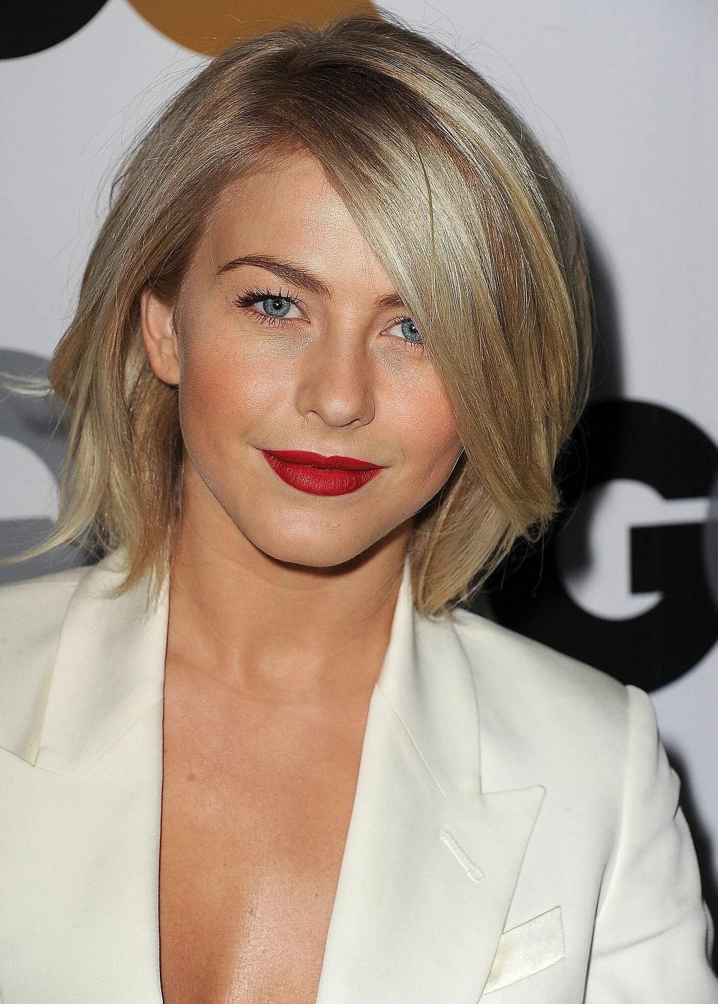 Актуальные стрижки волосы до плеч фото Julianne Hough Short hair styles, Short hair with bangs, Hair beauty