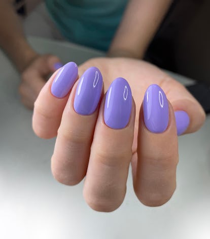 Актуальные цвета маникюра 2024 Digital Lavender Manicure Trends To Try For 2023