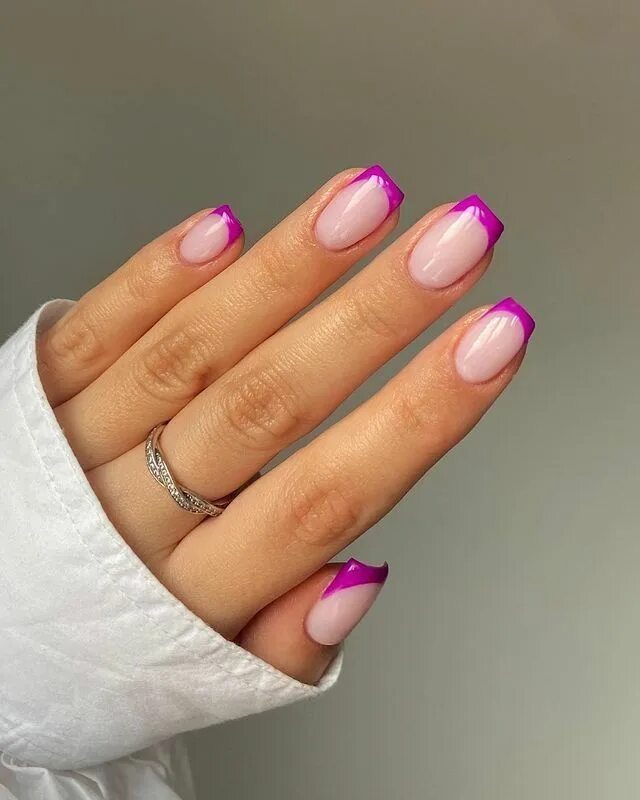 Актуальный маникюр 2024 френч Идея для маникюра Pink tip nails, Purple nails, Short acrylic nails designs