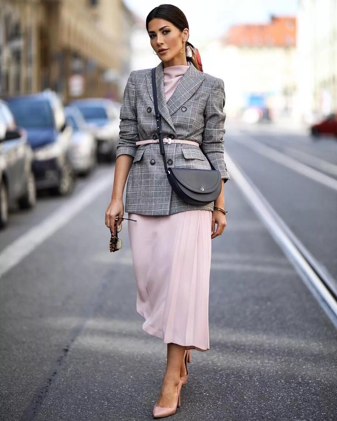 Актуальный модный стиль L’image contient peut-être : 1 personne, debout et plein air Fashion outfits, St