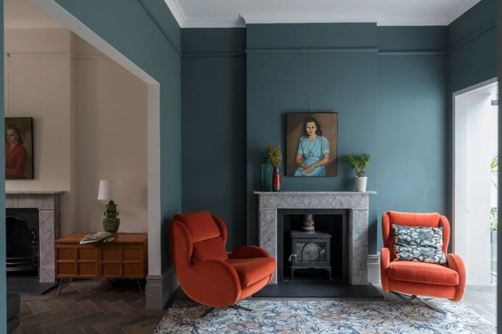 Актуальный цвет стен в интерьере Like: Colour scheme, orange chair and ink/blue walls Redecorate living room, Blu