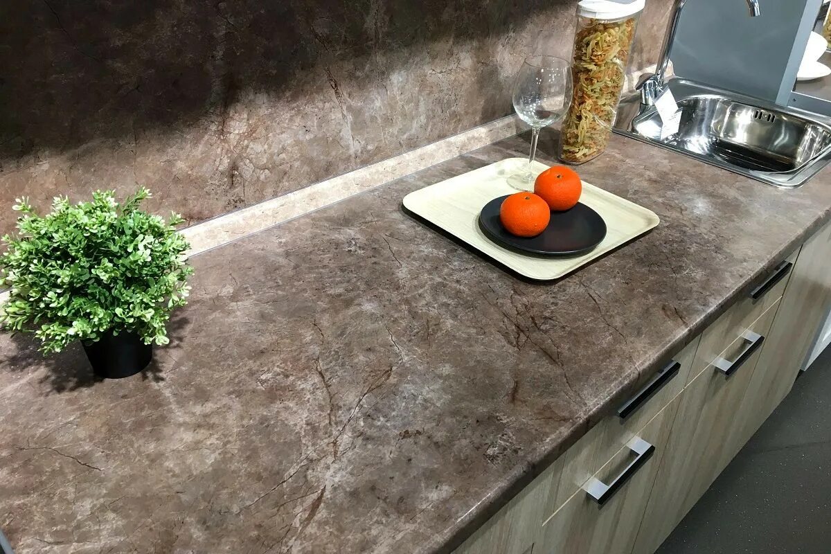 Аламбра столешница фото в интерьере кухни Столешница КЕДР 4035/Q Аламбра темная купить в Москве дешево.