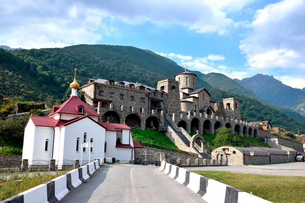 Аланский успенский монастырь фото Архиерейское богослужение в праздник Успения Божией Матери 28 августа 2017
