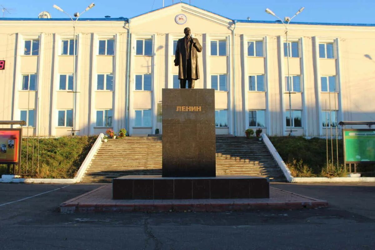 Алдан фото города Памятник В. И. Ленину в якутском городе Алдане