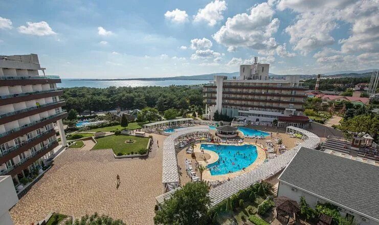 Алеан геленджик отель фото Фото территории отеля "Алеан Фэмили Биарриц"