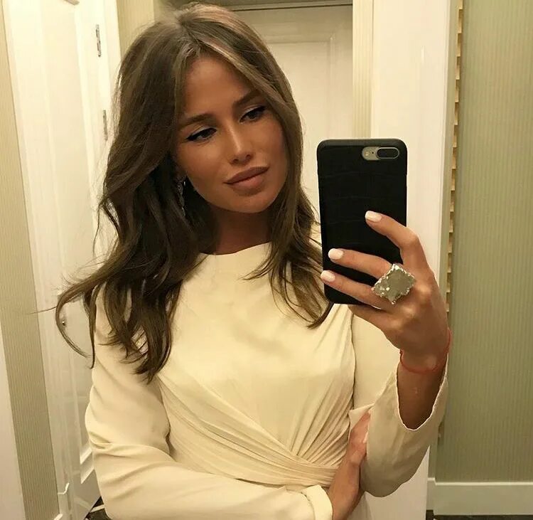 Алекса прическа 2024 Pin by Torbicaaa on Makeup Mirror selfie, Hair, Style
