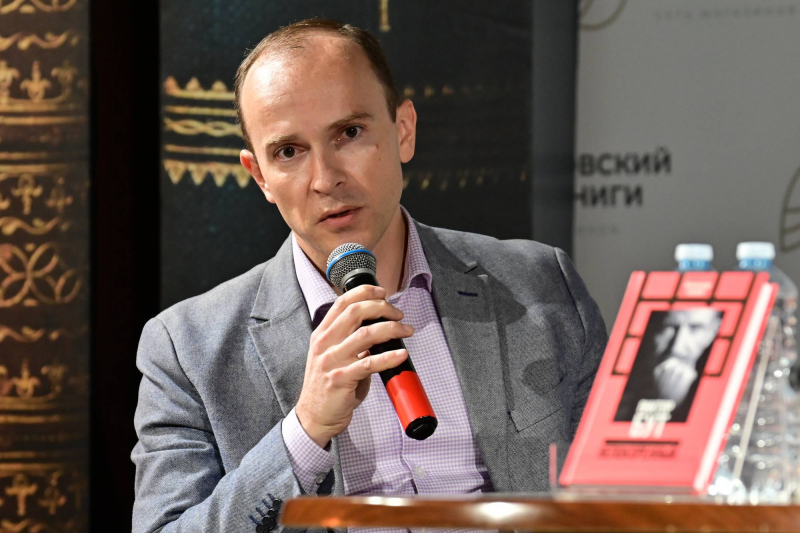 Александр арбат фото Виктор Бут встретился с читателями в МДК на Новом Арбате - Молодая Гвардия