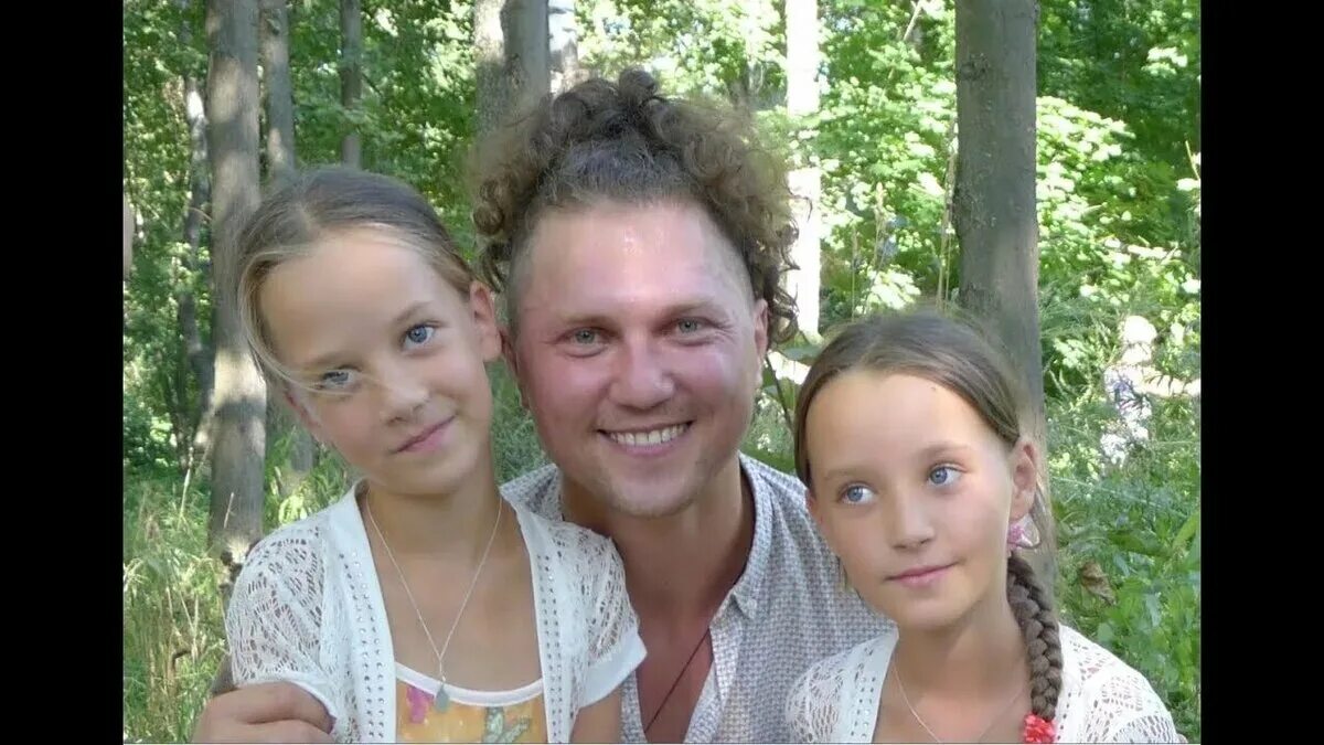 Александр бардин фото семьи Многодетный отец и мелодичный баянист. Любимый народный участник группы "Садко" 