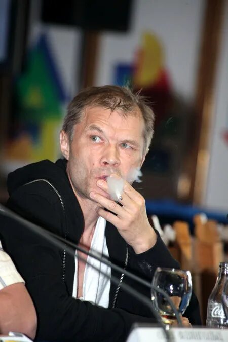 Александр баширов фото Александр Баширов прополз по звёздной дорожке "Кинотавра" - Экспресс газета