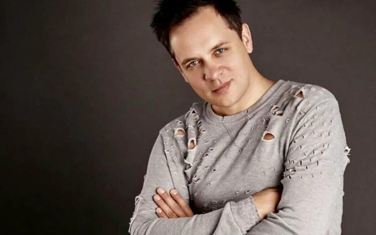Александр биография фото 8 ноября день рождения отмечает "музыкальный фабрикант", гитарист группы Корни А