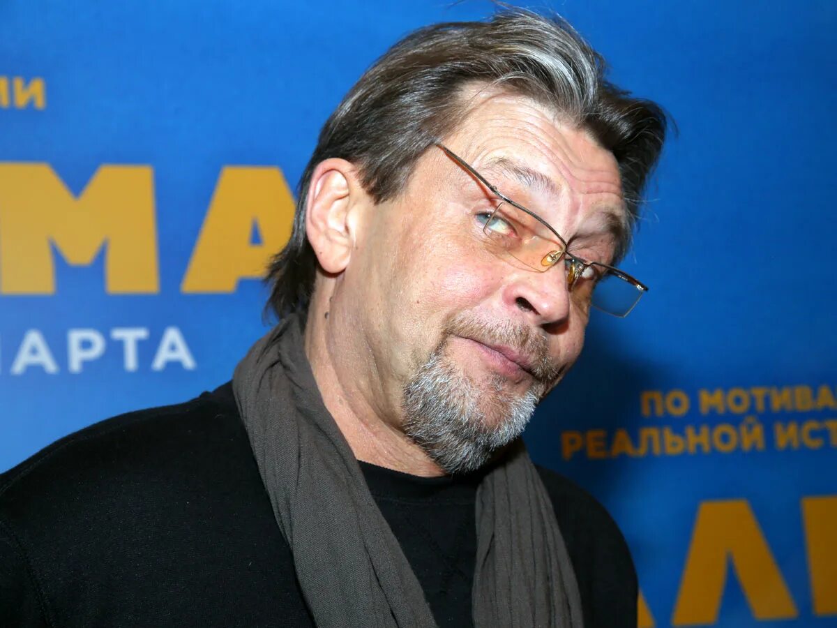 Александр домогаров фото Что случилось с Домогаровым? Седой и всклокоченный актер появился на людях в жут