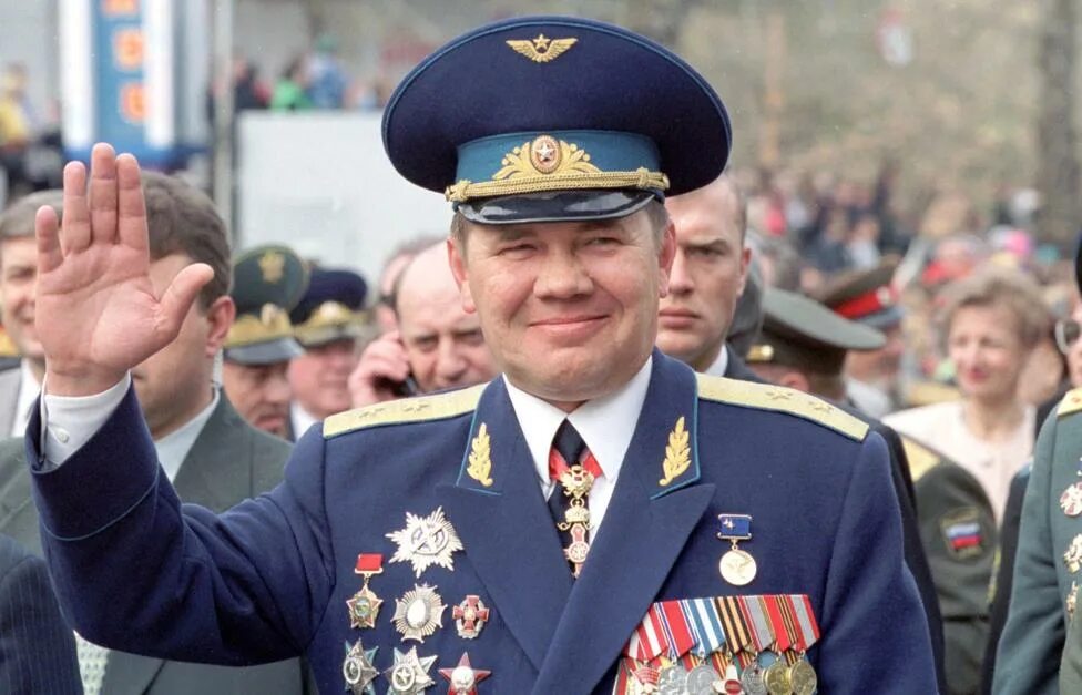 Александр генералов фото В Красноярске установят памятник экс-губернатору края генералу Александру Лебедю
