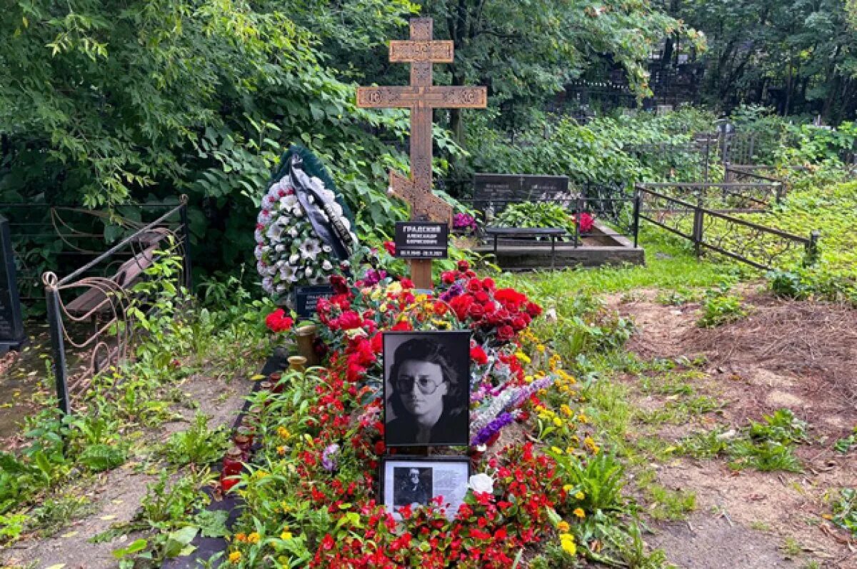 Александр градский могила фото Деревянный крест и фото. Сына Градского бесит скромная могила его отца Аргументы
