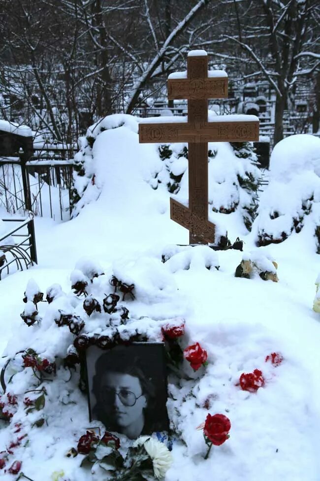 Александр градский могила фото У могилы Градского заметили призрака - сгоревшего мальчика - Экспресс газета